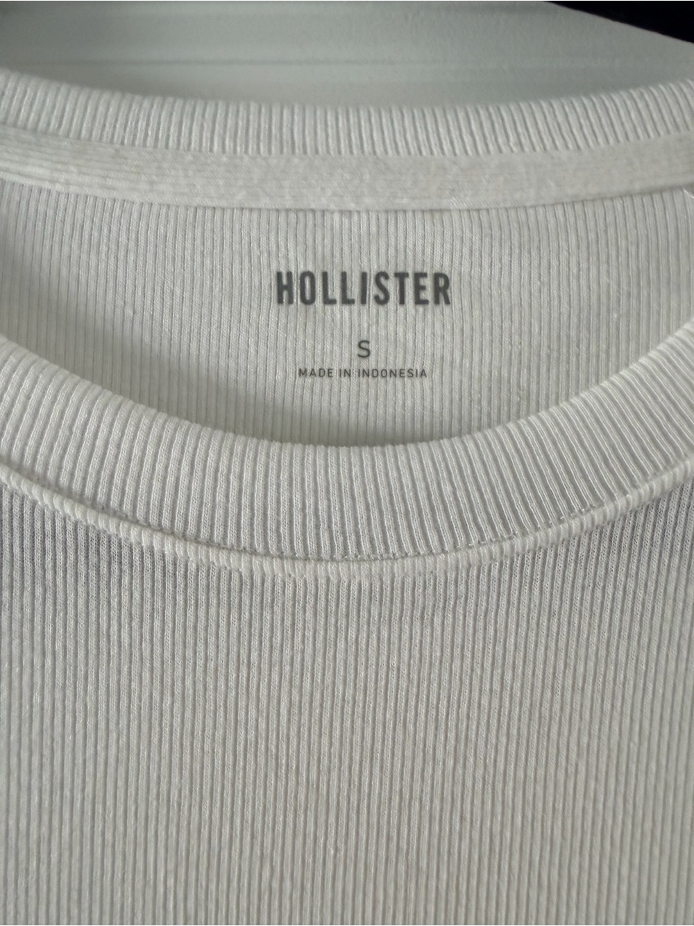 Hollister Men's Cream Ribbed Crewneck Sweater